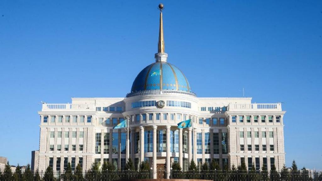 Глава государства направил телеграмму соболезнования родным и близким писателя Акима Тарази