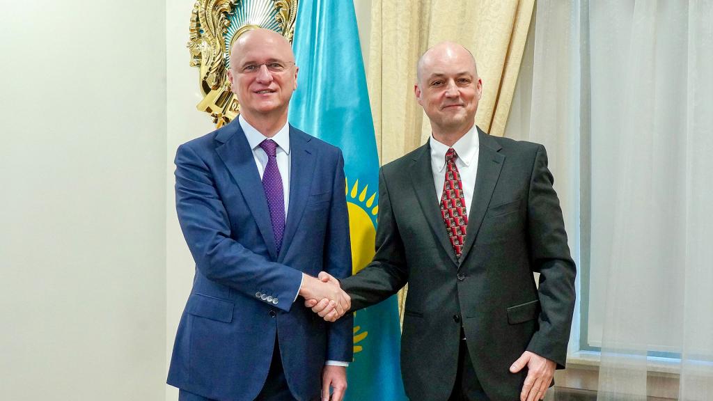 Первый заместитель Премьер-министра Роман Скляр провел встречу с компанией John Deere