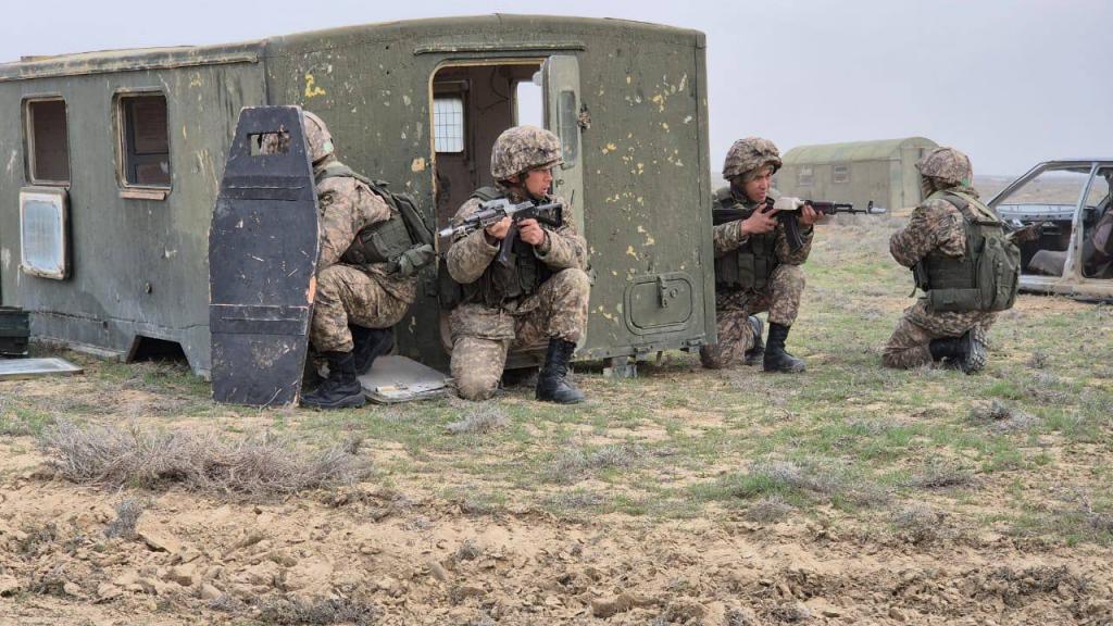 Военные учения: поселок в Мангистауской области освобожден от условных террористов