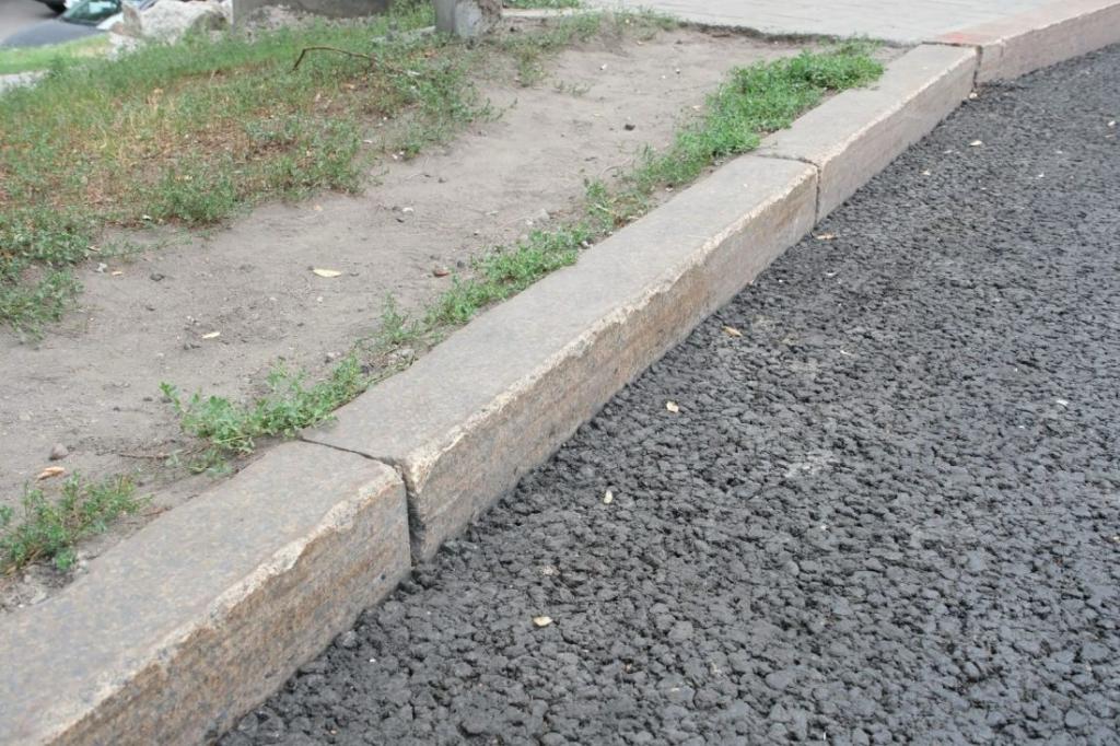 В Алматы при строительстве линии BRT по улице Желтоксан заменят только поврежденные бордюры, не подлежащие повторному использованию