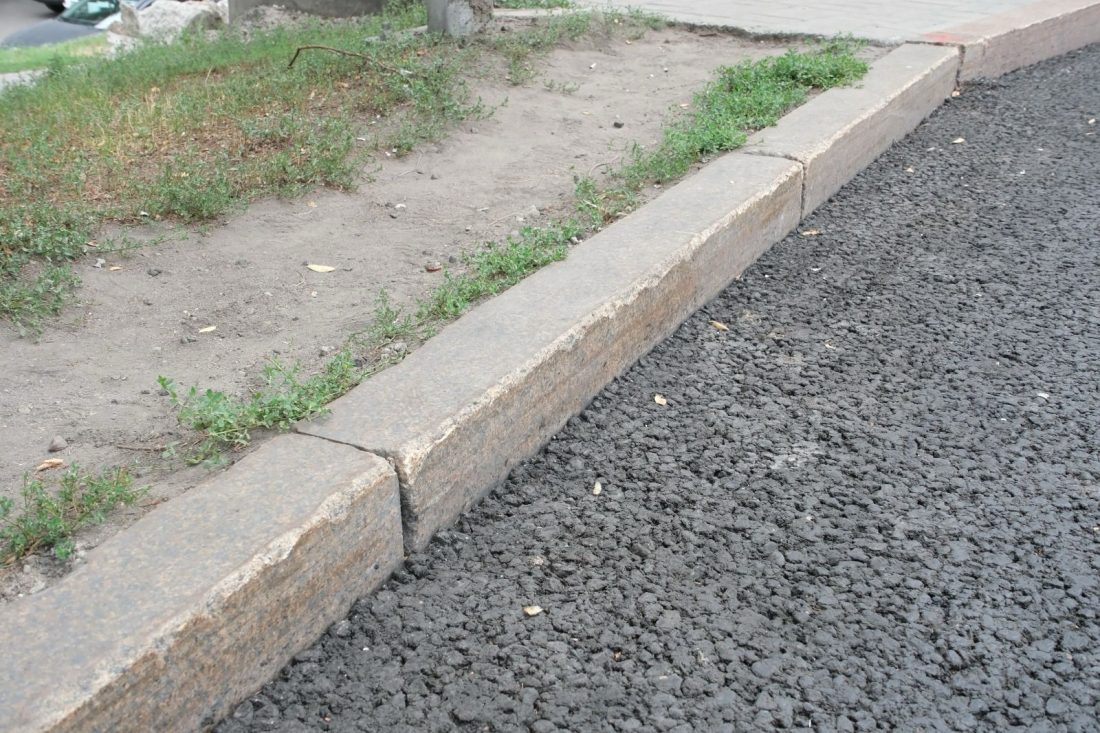 В Алматы при строительстве линии BRT по улице Желтоксан заменят только поврежденные бордюры, не подлежащие повторному использованию