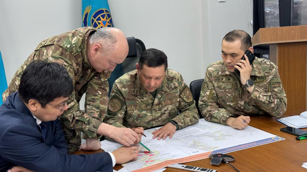 Спасатели ведут тушение степного пожара в Баянаульском районе: угрозы населённым пунктам нет