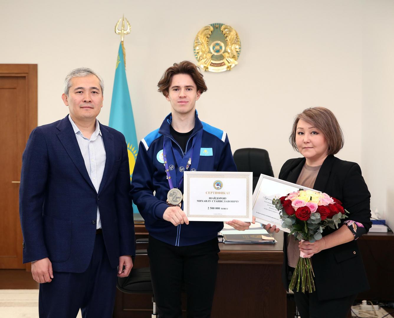 Михаила Шайдорова поздравили в акимате Алматы с серебром на чемпионате мира