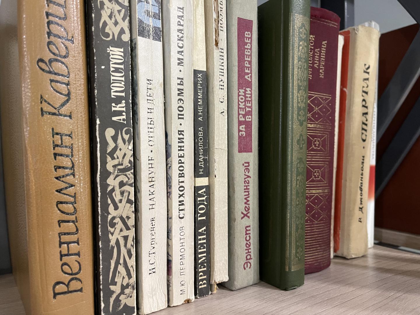 Бо́льшая часть казахстанцев читают книги