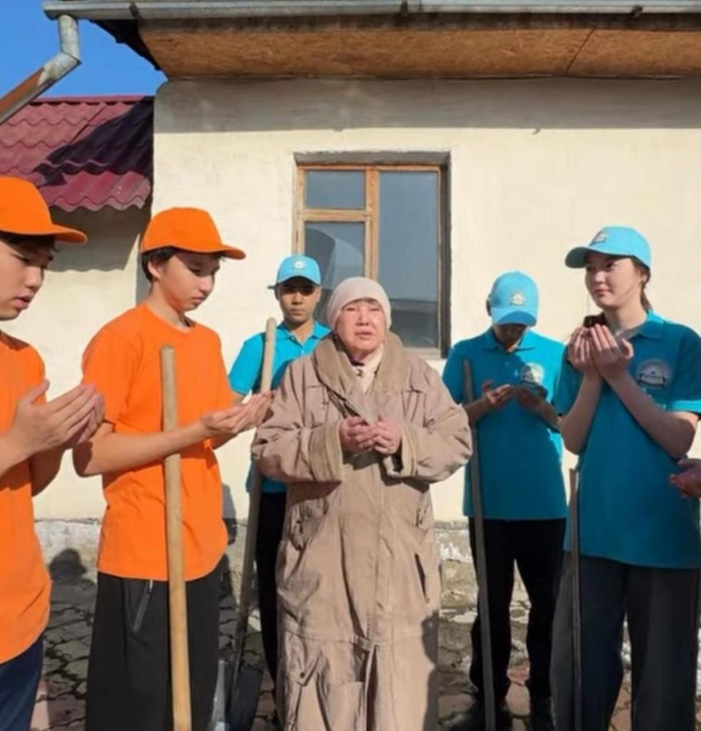 Алматинские школьники помогают пожилым: акция «Помоги ближнему» продолжается