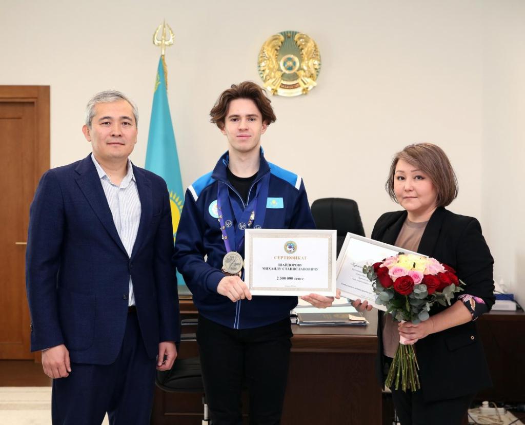 В акимате Алматы поздравили фигуриста Михаила Шайдорова, завоевавшего серебро на чемпионате мира
