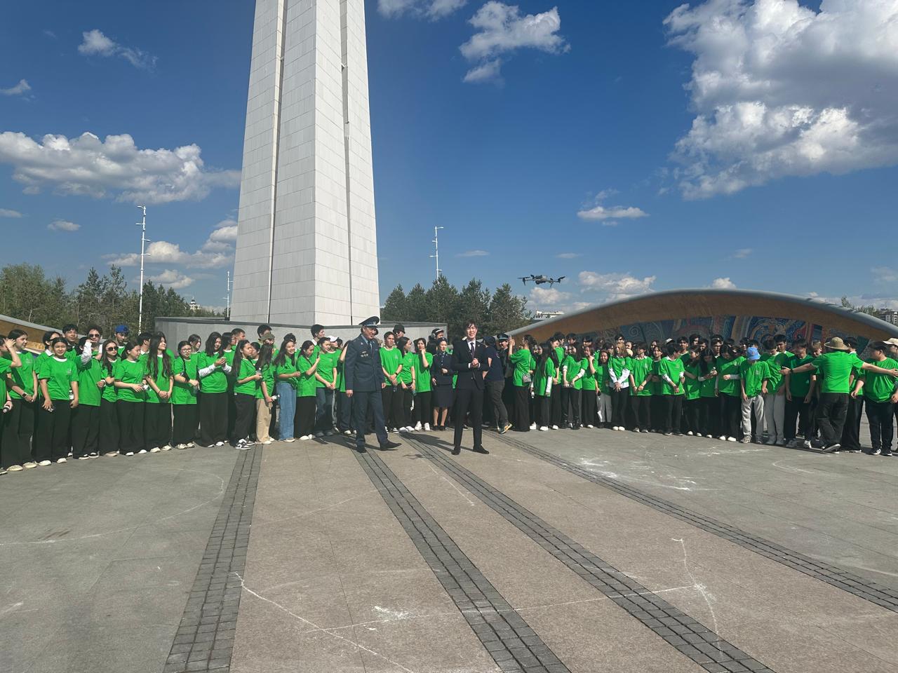 В Астане молодежь провела флешмоб против наркотиков и мусора