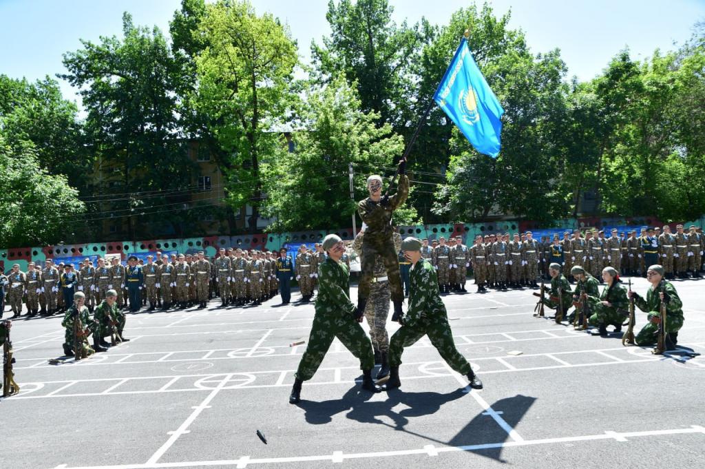 КазНУ провел военно-патриотическое мероприятие «Батырларға тағзым»