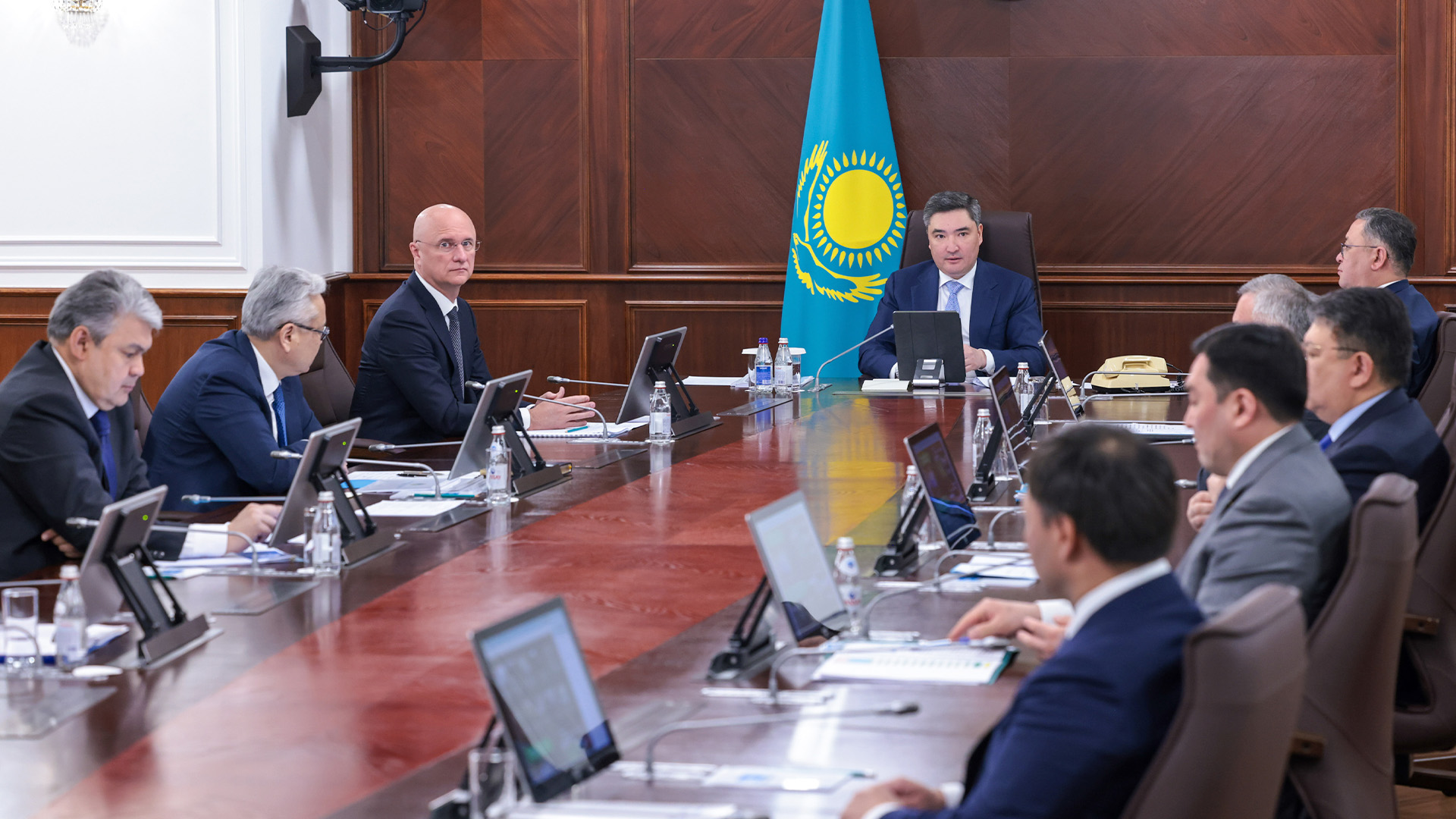 За 2024 год объем производства в химической промышленности вырос на 7,7%, в нефтегазохимическом секторе – более чем на 50%: в Правительстве рассмотрели вопрос развития отраслей