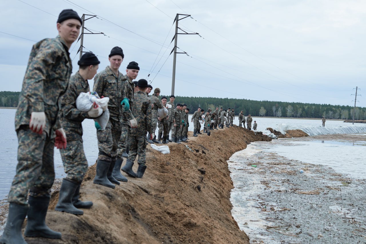 Курсанты Нацгвардии помогли жителям Тепличного: паводки, песок и благодарность