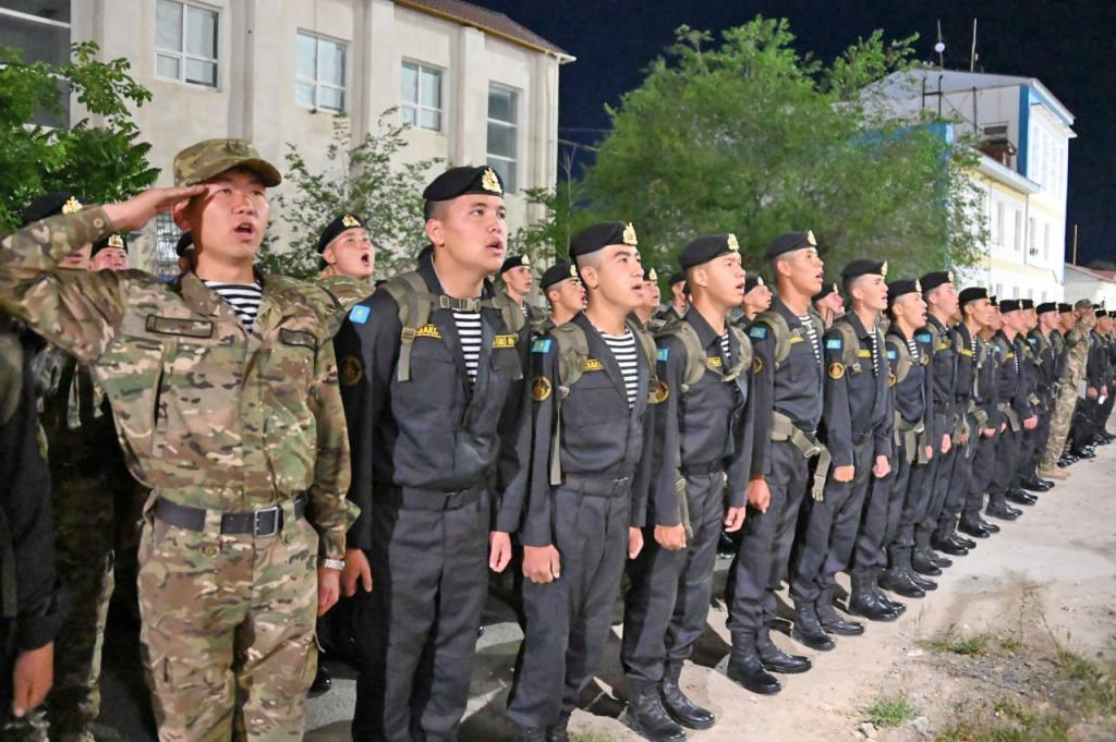 Участники военного парада возвращаются в места дислокации