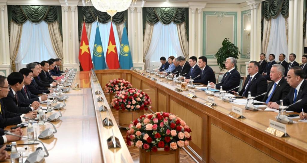Глава государства провел переговоры с Генеральным секретарем ЦК Компартии Вьетнама То Ламом