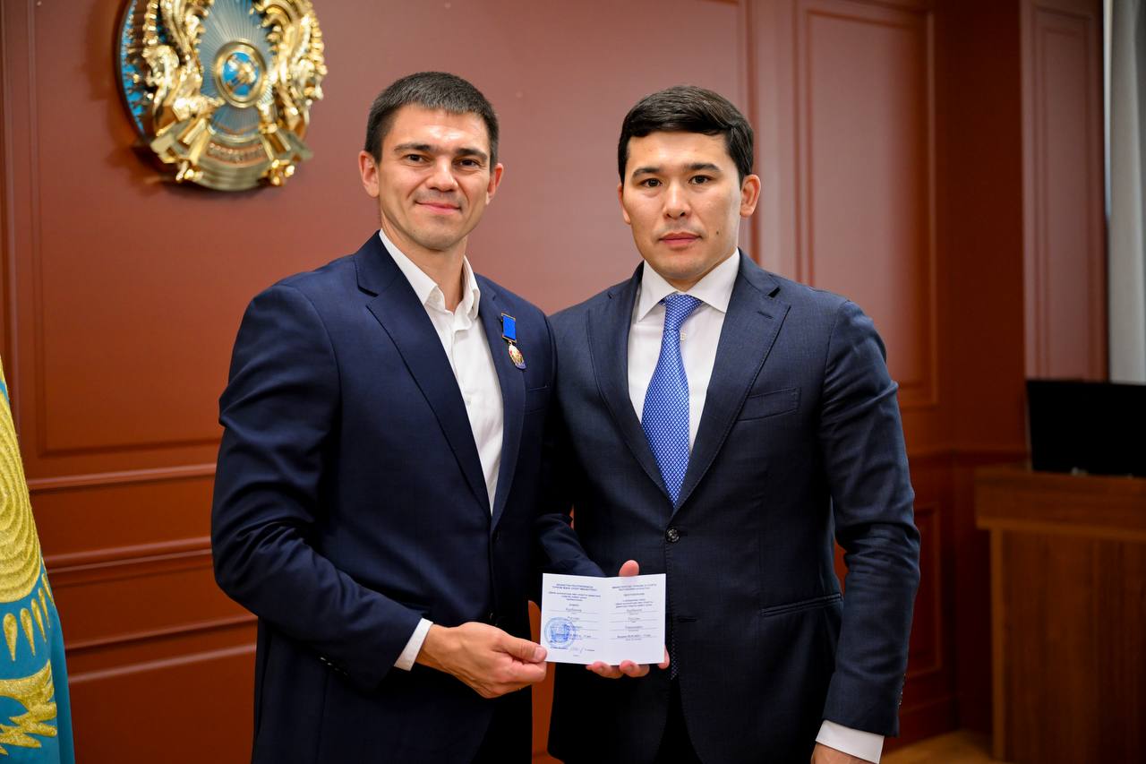 Министр спорта и туризма наградил лидера сборной по фехтованию Руслана Курбанова
