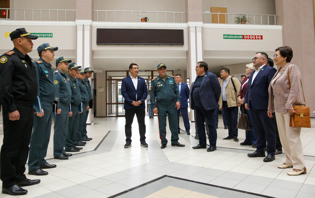 Депутаты Мажилиса провели выездное заседание в военном колледже в г. Щучинск