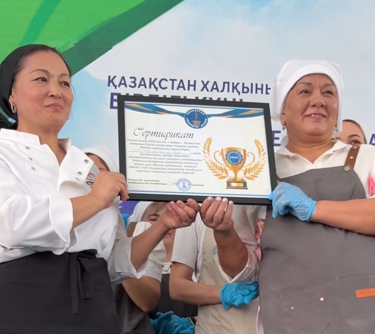 В Алматы установили страновой рекорд по приготовлению лагмана длиной 1704 метра