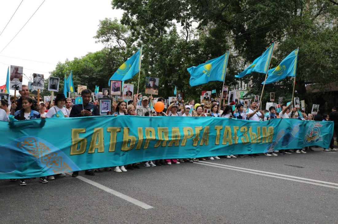 «Батырларға тағзым»: алматинцы пронесли огромный флаг Казахстана в честь героев-казахстанцев