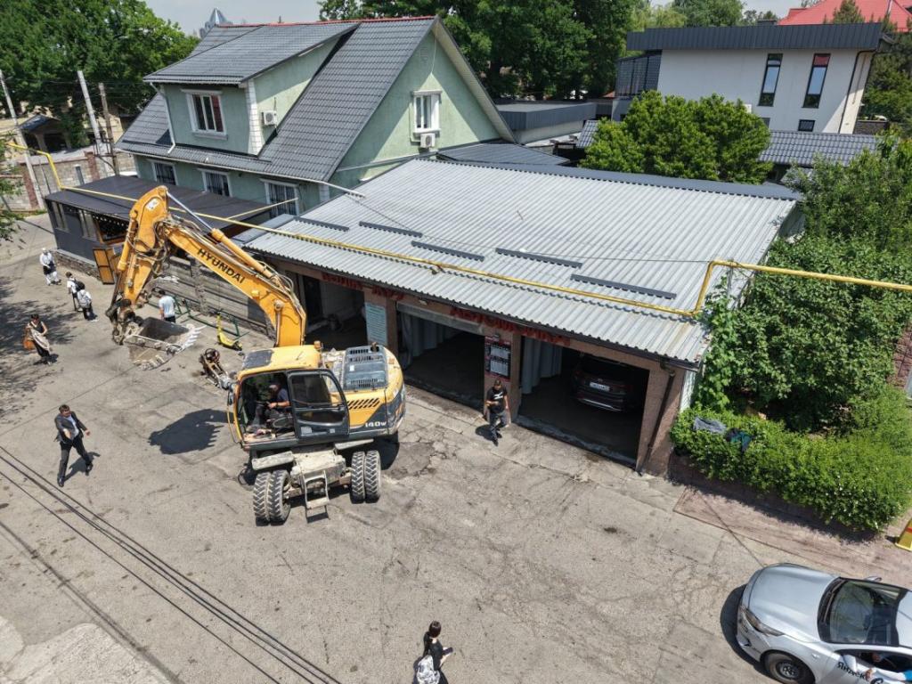 В Алматы снесли очередную незаконную автомойку