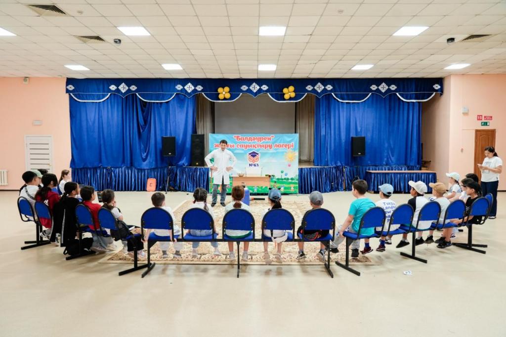Рукоделию и резьбе по дереву обучают детей в столичном пришкольном лагере