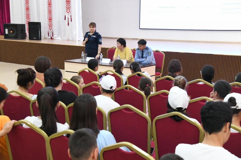 Как не попасть в ловушку наркосбытчиков: в столичной школе прошла профилактическая встреча с подростками