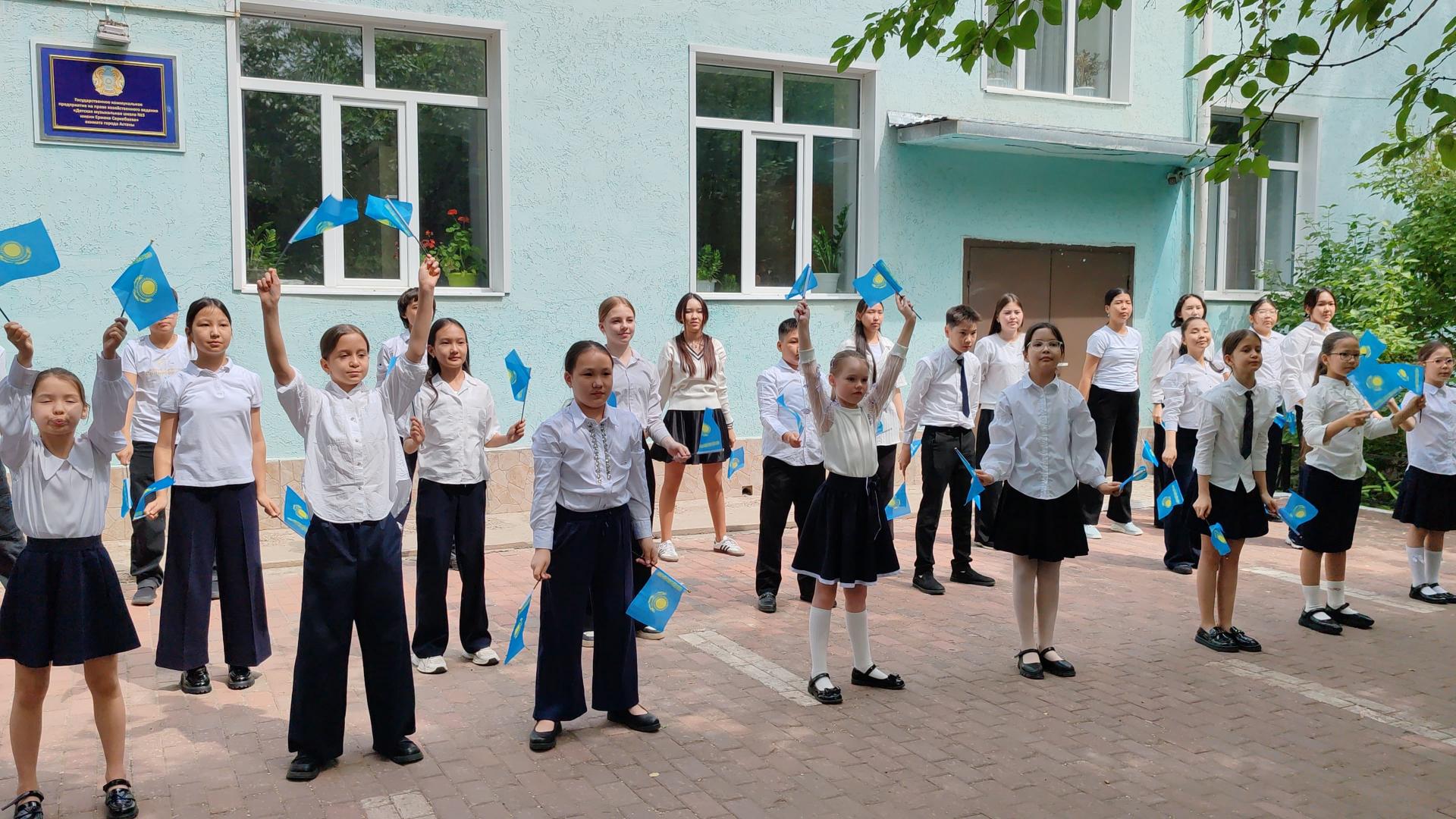 Флешмоб ко Дню госсимволов провели школьники в Астане