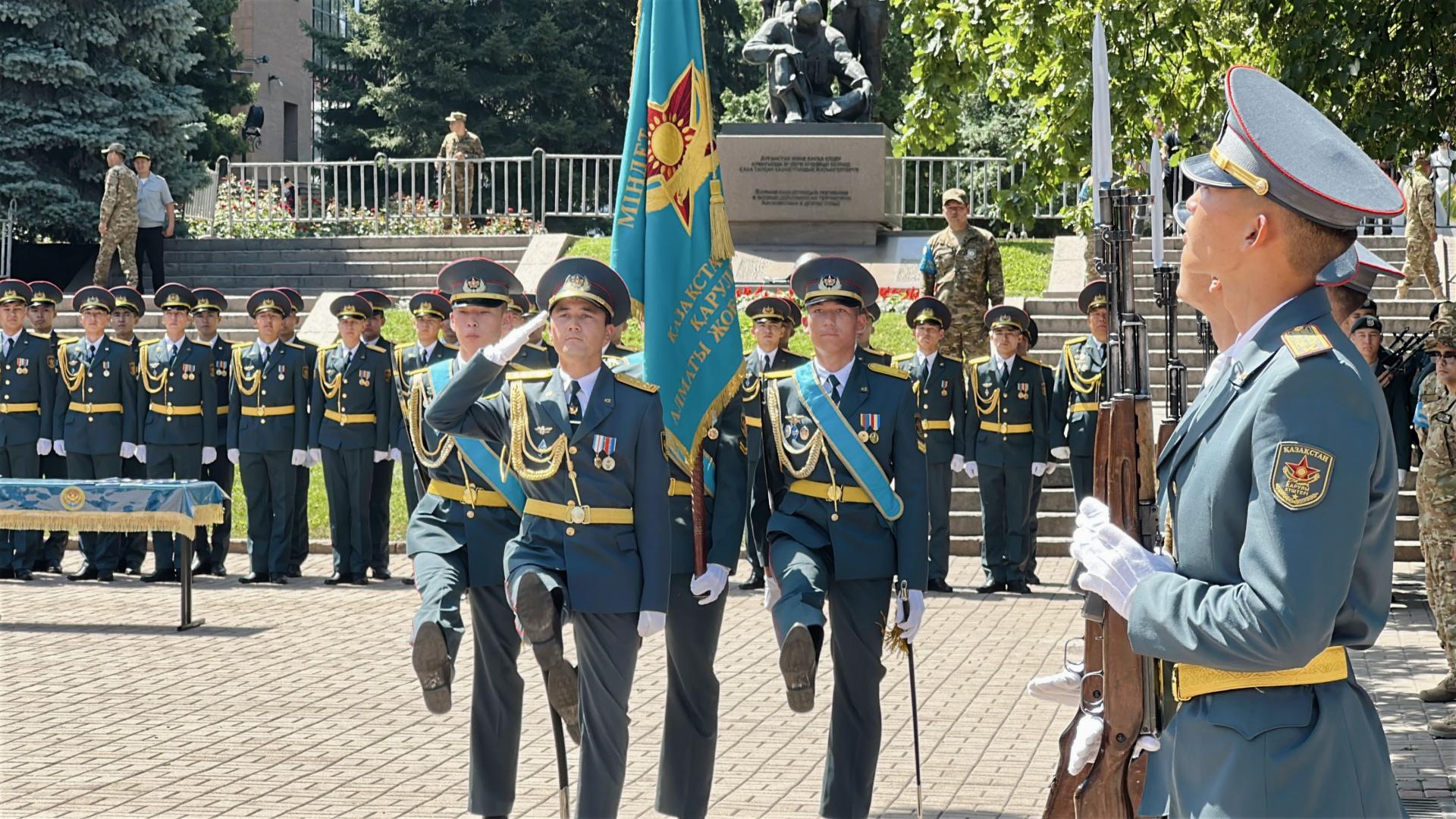 Свыше 200 молодых лейтенантов пополнили ряды Вооружённых Сил Республики Казахстан