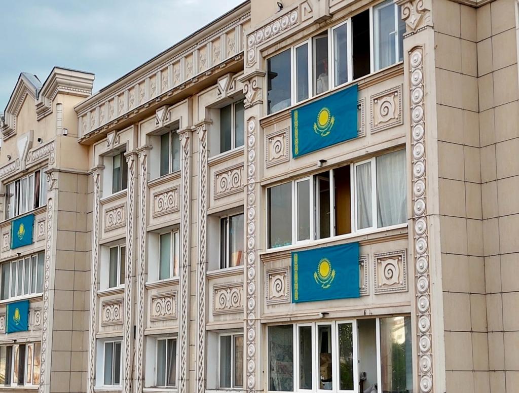 Государственные флаги украсили дома на центральных улицах Астаны