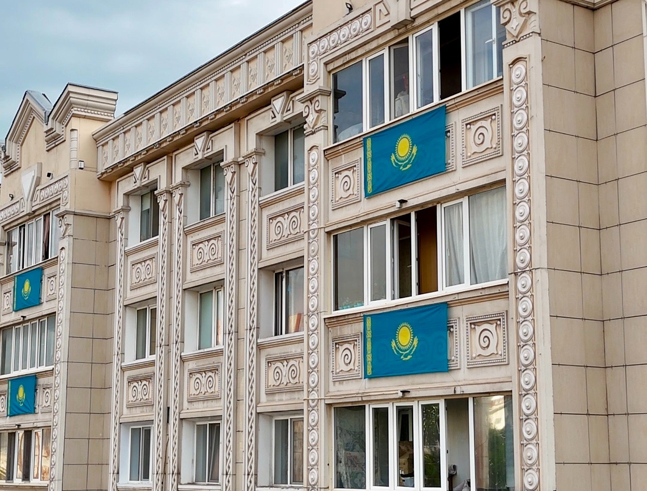 Государственные флаги украсили дома на центральных улицах Астаны