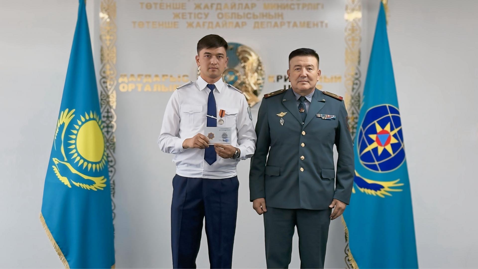 Полицейские награждены медалью за спасение утопающих людей