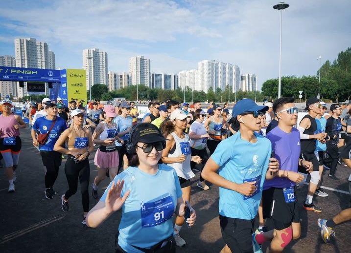 HUAWEI приняла участие в Astana Half Marathon 2025 и вручила победителям новейшие смарт-часы