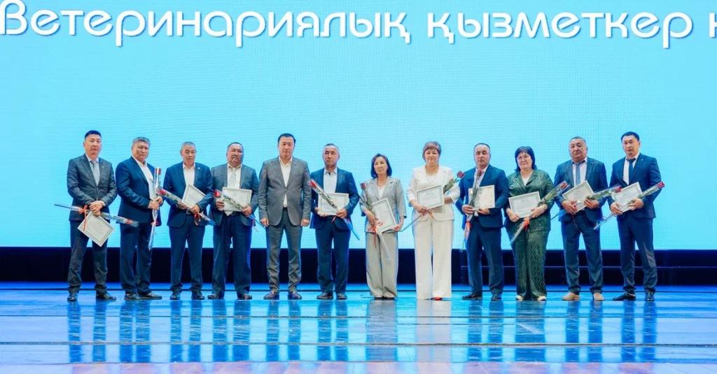 В ЗКО наградили ветеринаров, внесших особый вклад в развитие службы