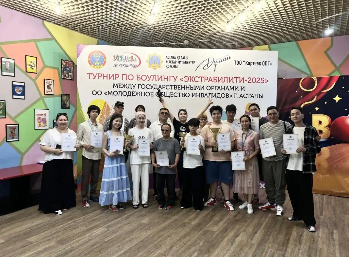 День столицы: турнир по боулингу с закрытыми глазами провели в Астане