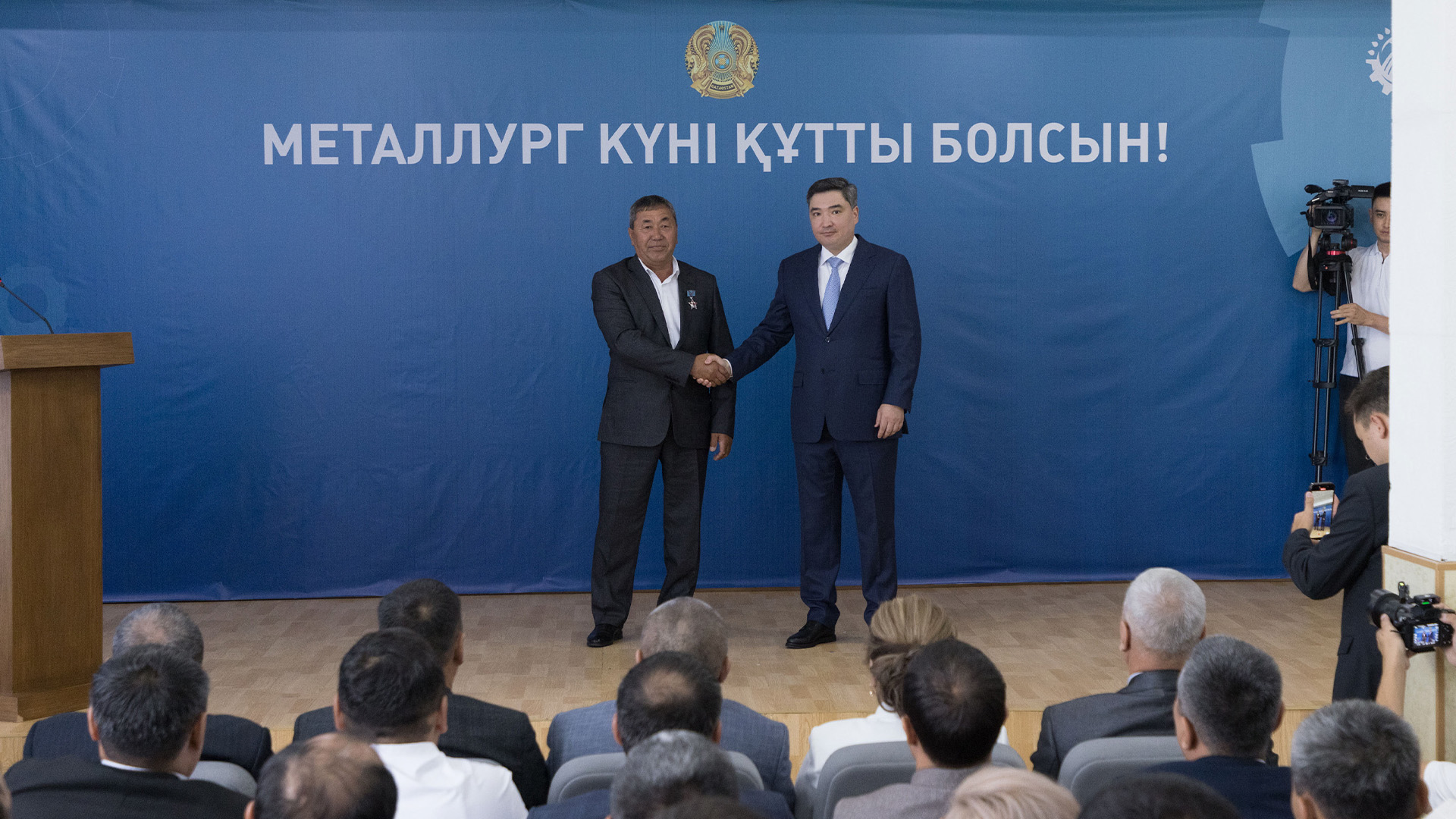От имени Президента Премьер-министр вручил госнаграды металлургам в честь профессионального праздника