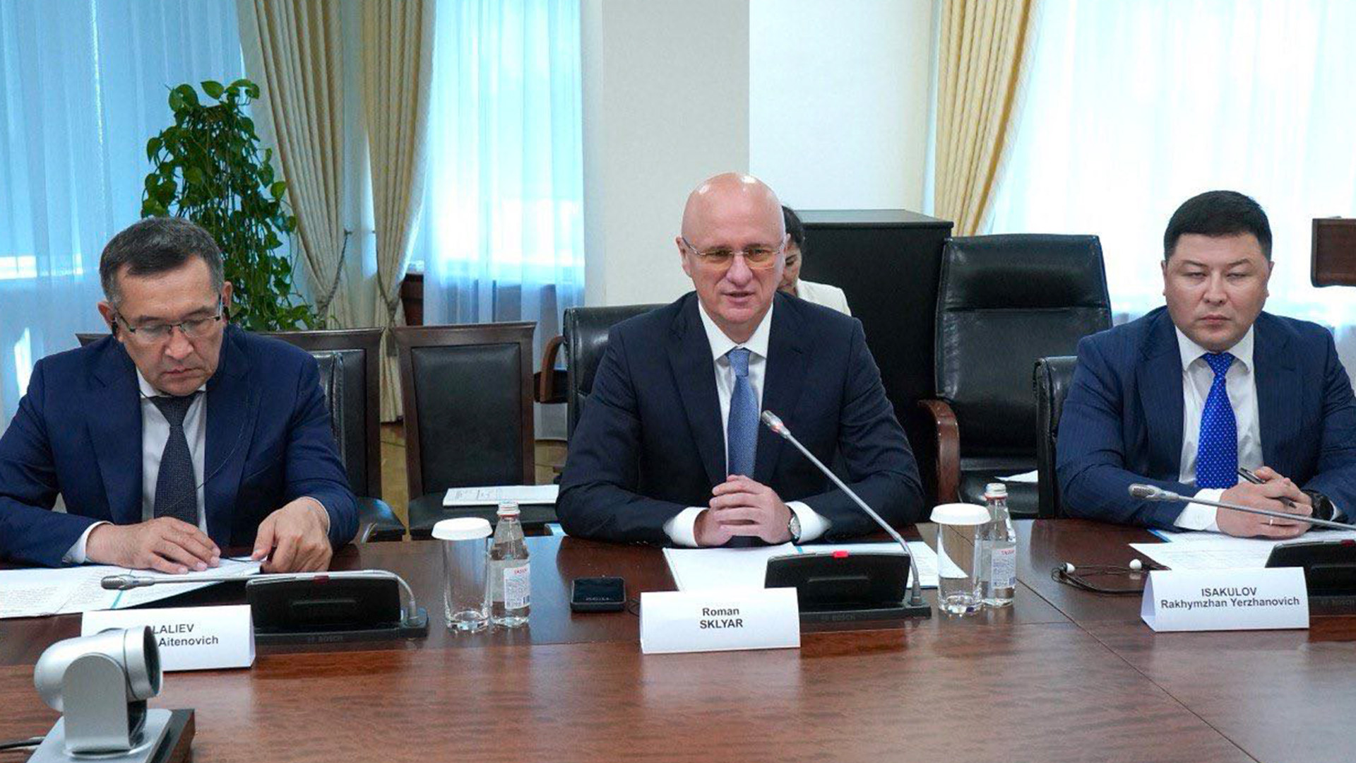 Роман Скляр обсудил с президентом Airbus в регионе Европа Жоаном Пелисье развитие сотрудничества в авиационной отрасли