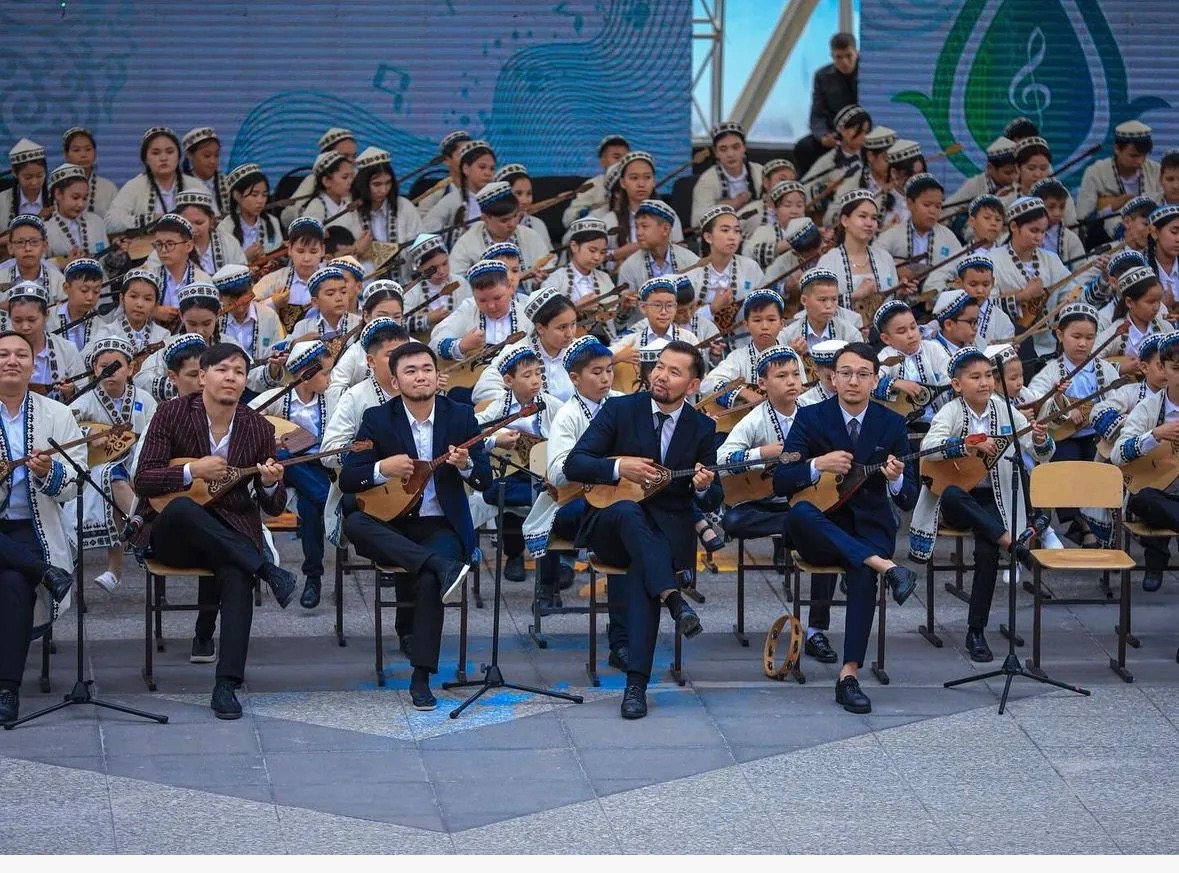 Концерт ко Дню домбры прошел в столичном амфитеатре