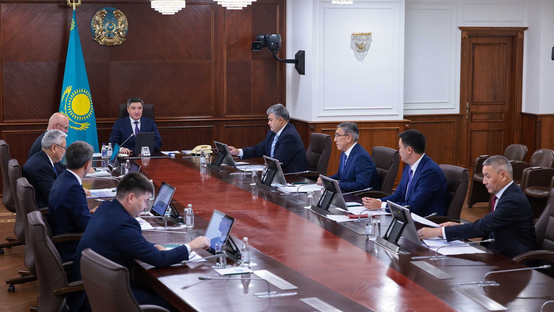 Трансформация рынка труда: Олжас Бектенов поручил  внедрить KPI акимов и разработать единую цифровую систему по созданию новых рабочих мест