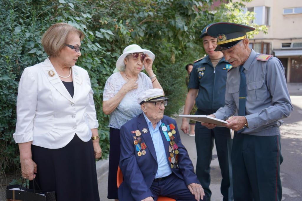 Военнослужащие поздравили 98-летнего ветерана войны с днем рождения