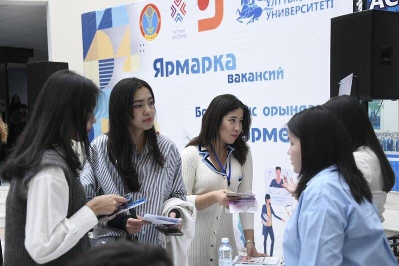 Выплаты, инватакси, рабочие места: какую социальную помощь оказывают жителям столицы