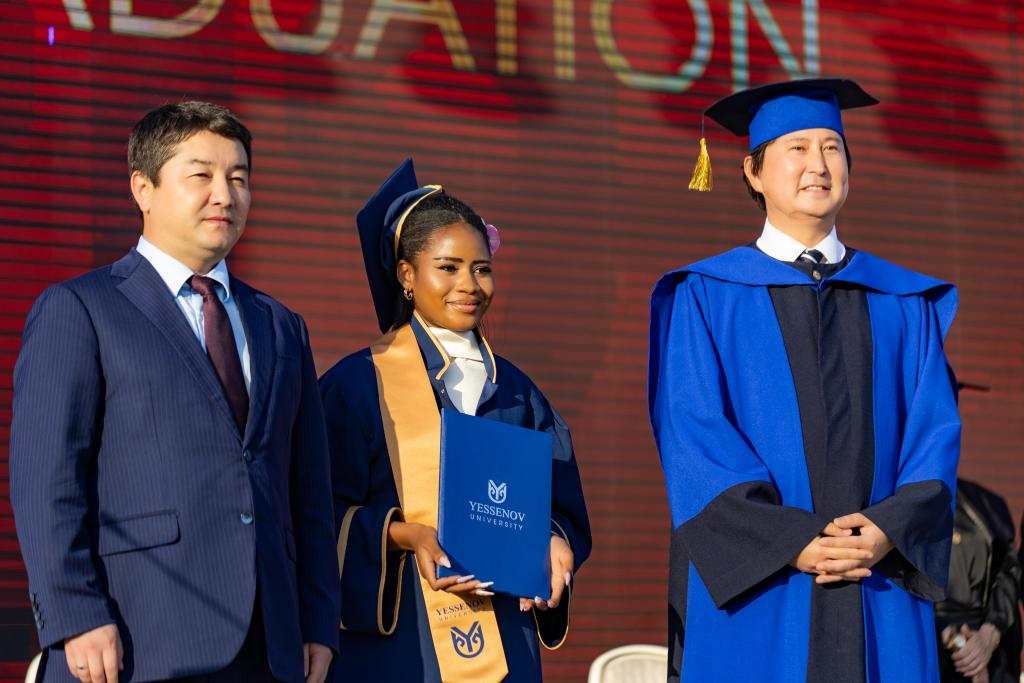 В YESSENOV UNIVERSITY СОСТОЯЛАСЬ ЦЕРЕМОНИЯ ВРУЧЕНИЯ ДИПЛОМОВ В НОВОМ ФОРМАТЕ