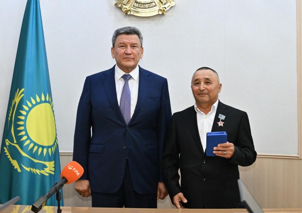 Аким СКО от имени Президента вручил госнаграды представителям водного хозяйства