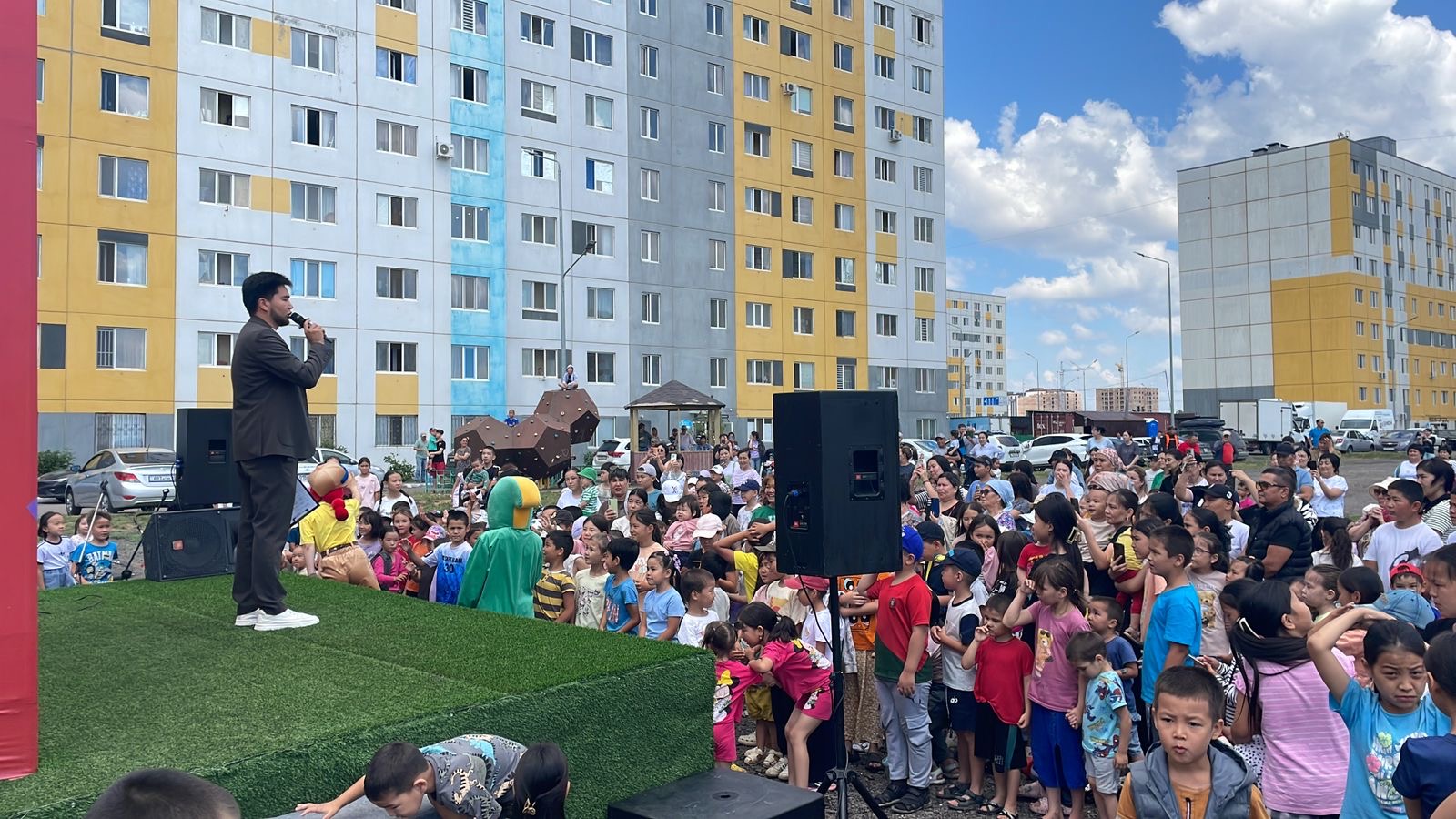 В жилых массивах Астаны проходят праздничные концерты в честь Дня столицы