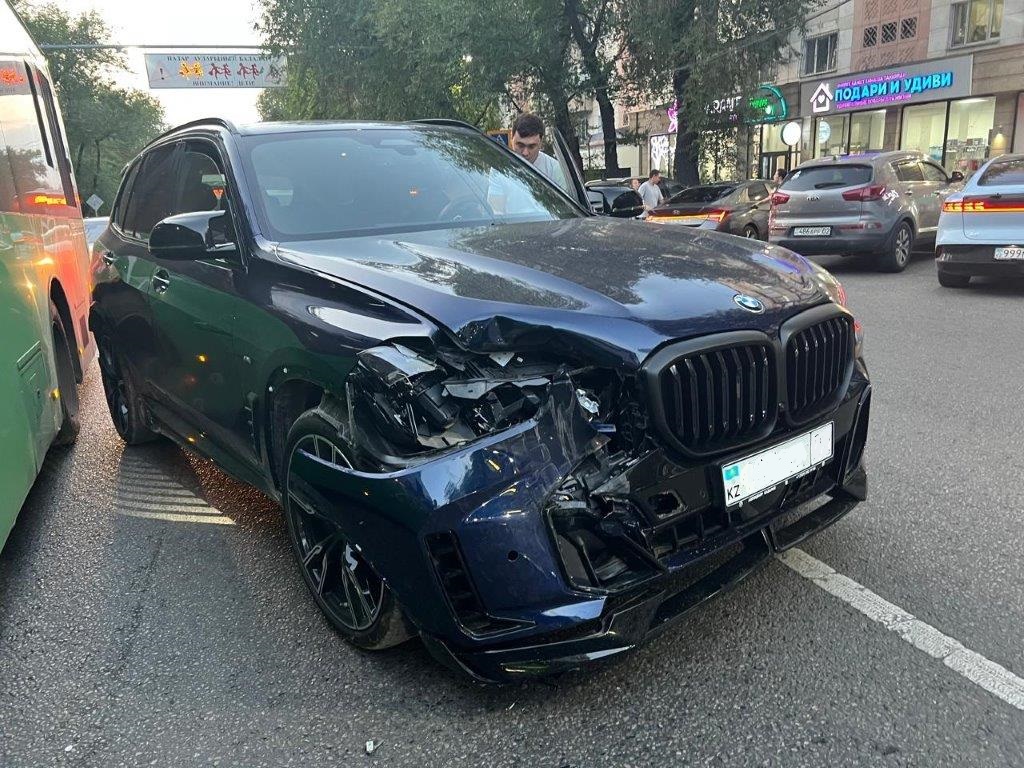Владелец BMW, спасший пешеходов в Алматы, получил около 11 млн тенге от страховой компании