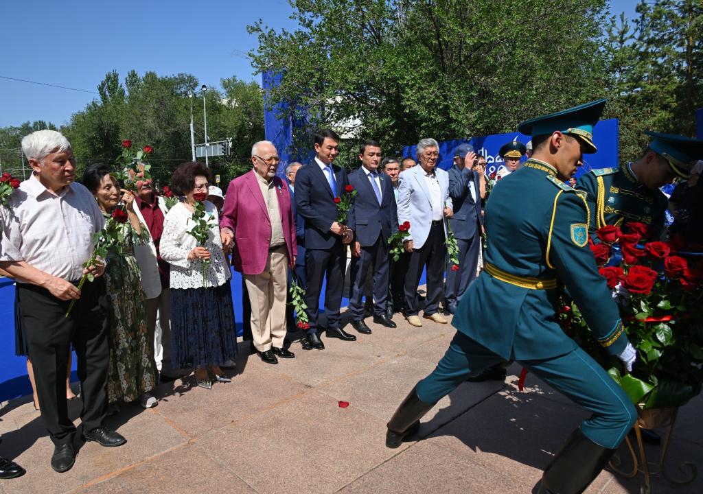 В Алматы более 5000 человек спели песни Абая и возложили цветы к его памятнику
