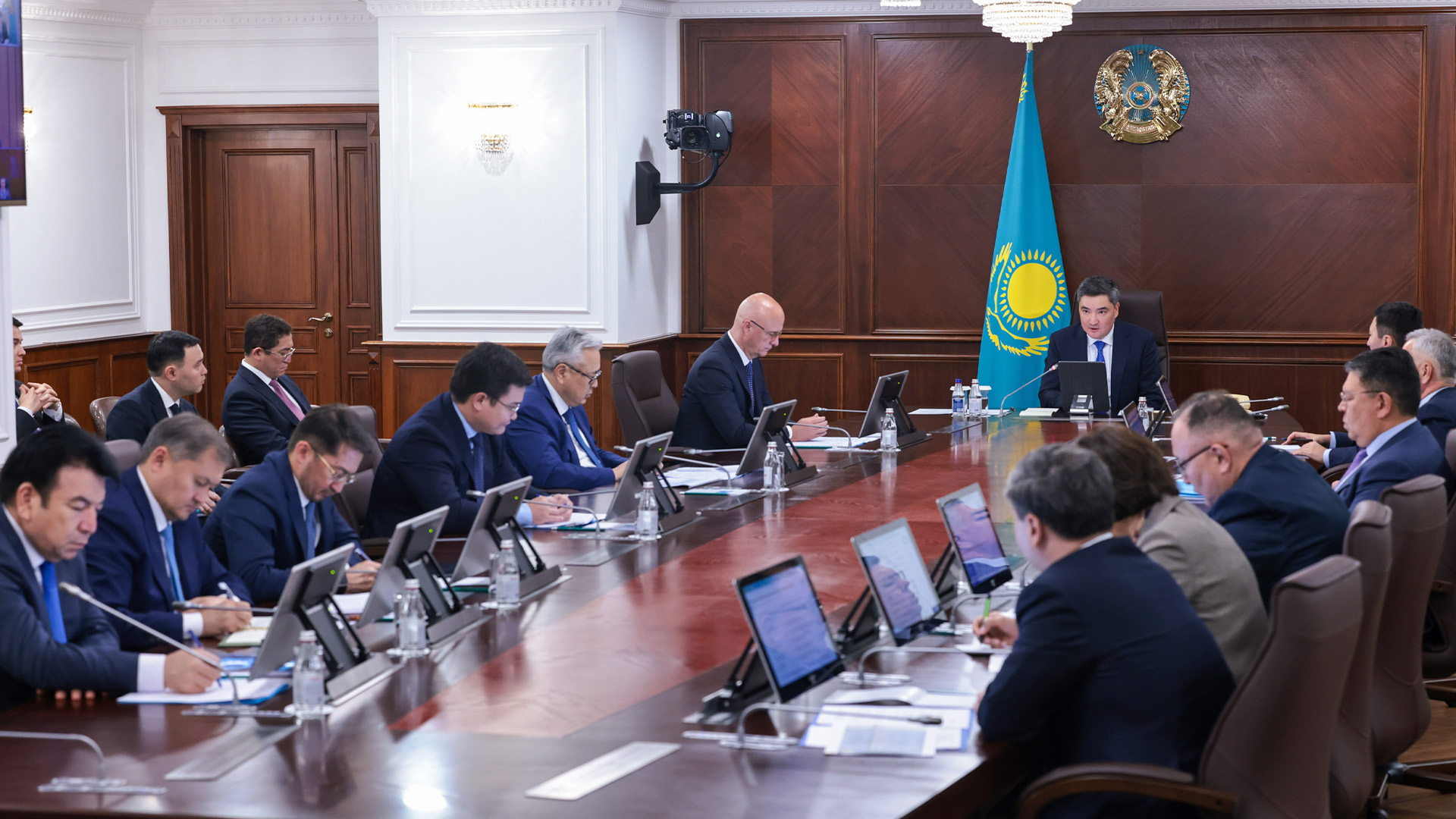 Олжас Бектенов провел совещание по исполнению поручений Президента: создана группа по цифровой трансформации (цифровой штаб)