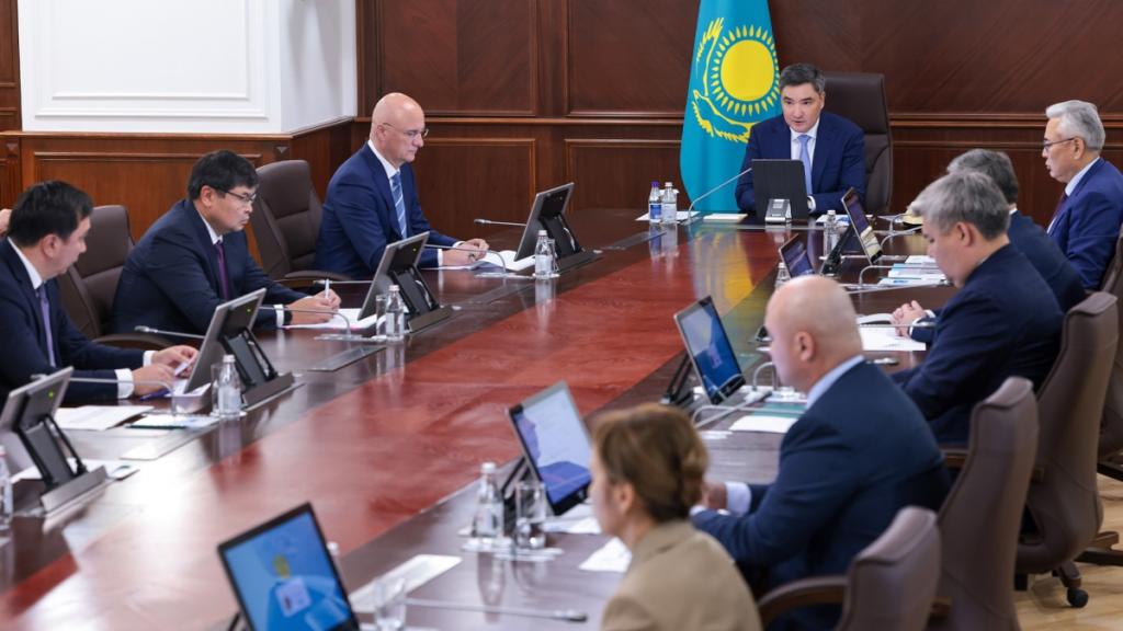Премьер-министр провел совещание о ходе исполнения поручений Президента по повышению качества автодорог