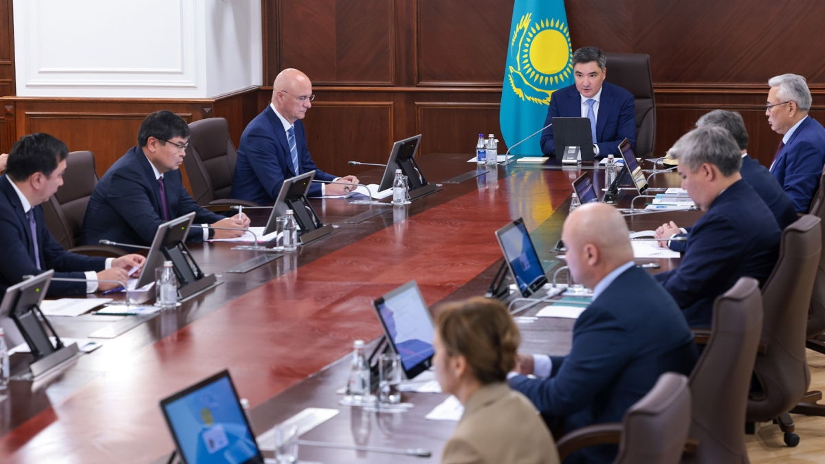 Премьер-министр провел совещание о ходе исполнения поручений Президента по повышению качества автодорог