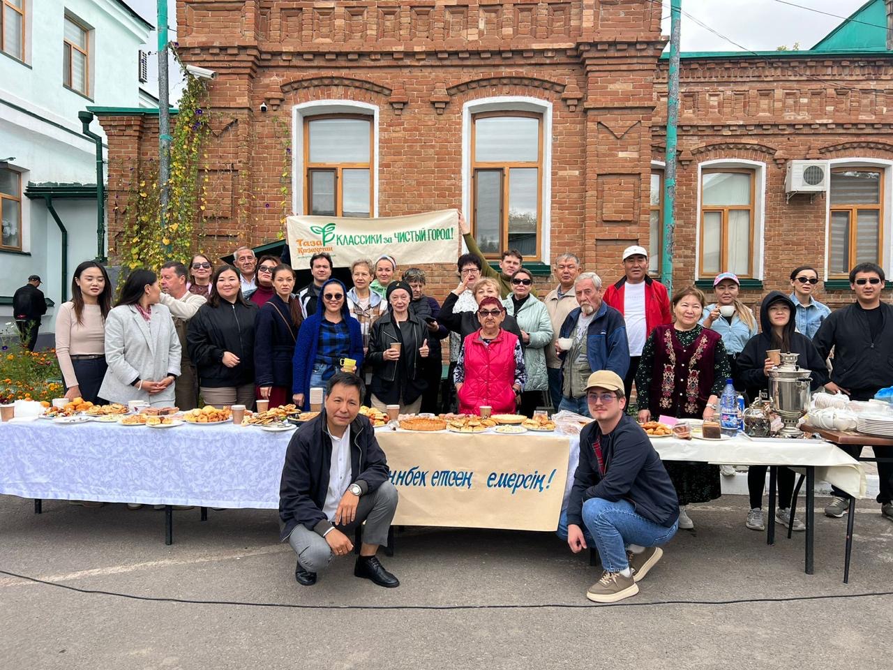 "Таза Қазақстан": акцию чистоты провел коллектив столичного театра