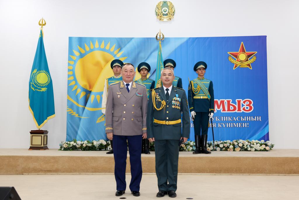 Министр обороны поздравил личный состав Вооруженных сил с 30-летием Конституции