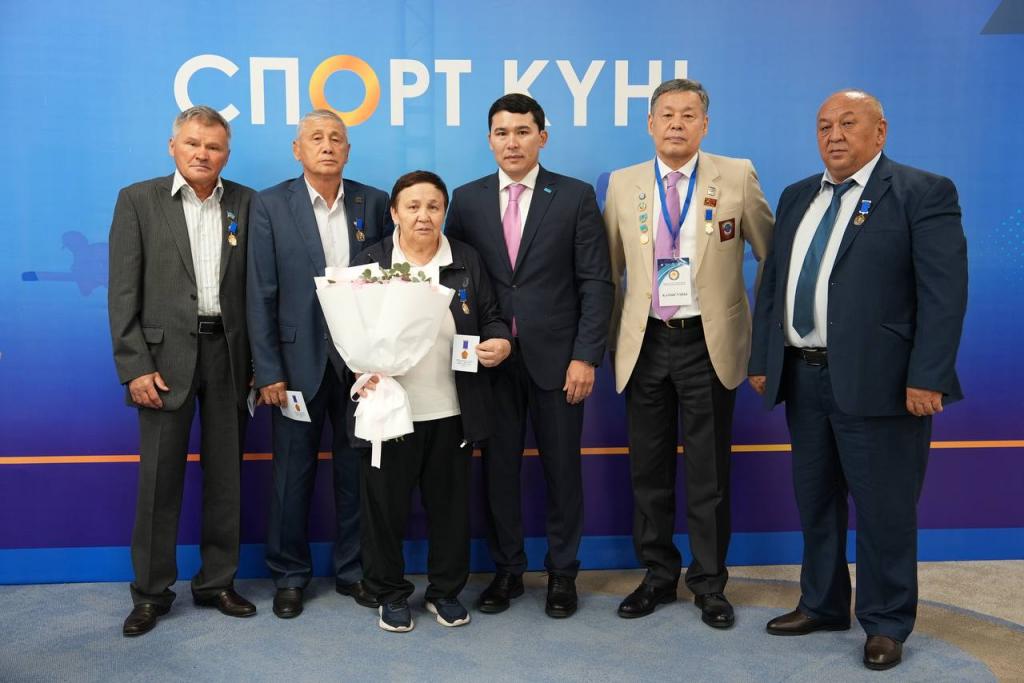 Ербол Мырзабосынов встретился с  ветеранами спорта накануне профессионального праздника