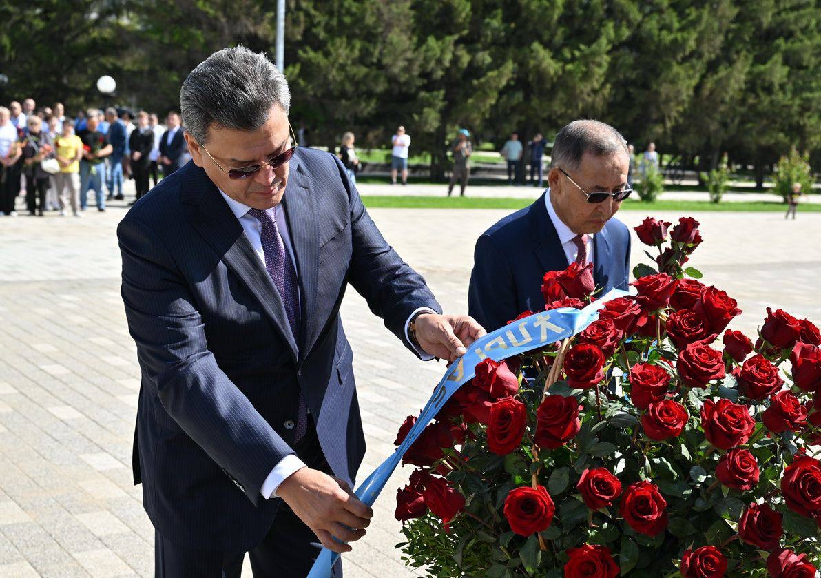 Церемония возложения цветов, приуроченная к 180-летию Абая Кунанбаева