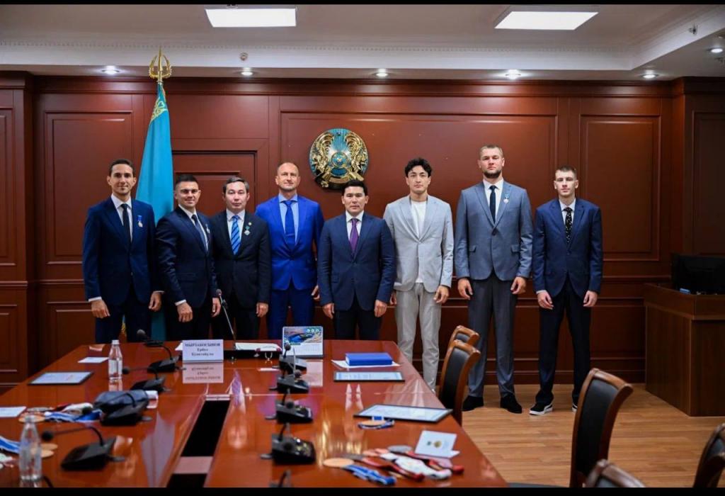 Казахстанских спортсменов, обыгравших 9-кратных олимпийских чемпионов наградил Ербол Мырзабосынов